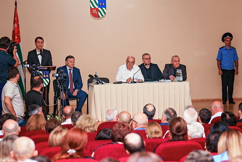 Депутаты СГС участвовали во встрече президента Аслана Бжания с активом столицы.